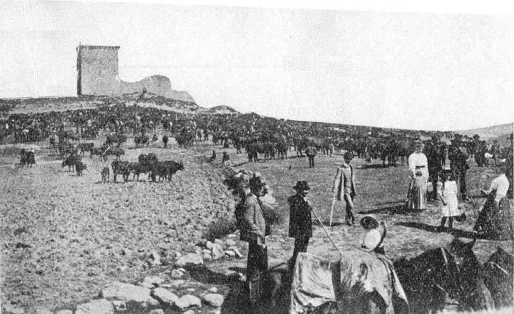 Feira do Gado, Monforte de Rio Livre, Portugal. 1915. Ao fundo, o antigo castelo
